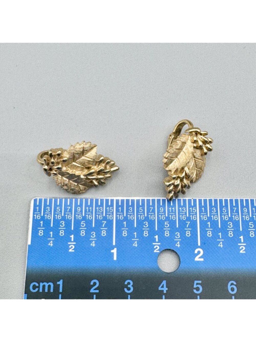 Vintage Crown Trifari Leaf or Holly and Berry Earrings Gold Tone Clip On Retro - Picture 8 of 9